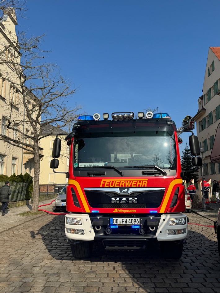 FW Dresden: Rauchwarnmelder alarmiert die Nachbarn - Wohnungsbrand