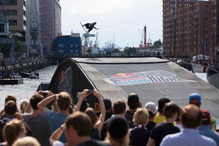 Die HafenCity Hamburg als Kulisse der weltbesten Wakeboarder beim "Red Bull Rising High" (BILD)