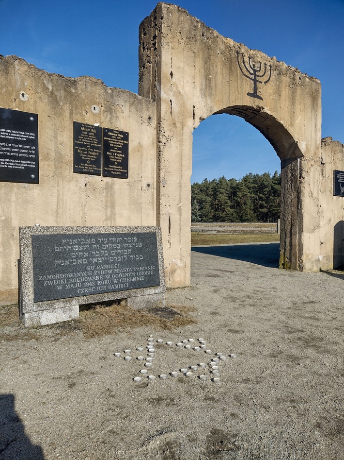 POL-AK NI: "An Erinnerungsorten wie diesen bekommen die Zahlen der Shoah einen Namen, ein Gesicht und eine Geschichte" / Studierende im Ghetto Lodz und Vernichtungslager Kulmhof - Shoah-Überlebender erzählt