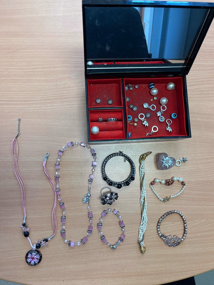 POL-UN: Bergkamen - Eigentümer von sichergestelltem Schmuck gesucht