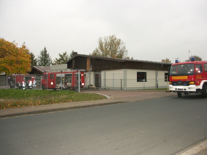 POL-NI: Schwelbrand in Lagerhalle -Bild im Download-