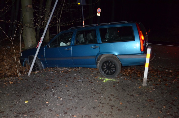 POL-HF: Verkehrsunfall mit Flucht - Leerer PKW vor Baum aufgefunden