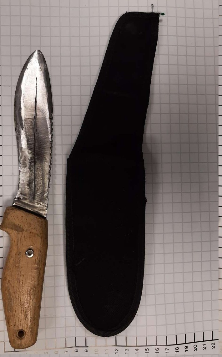 BPOL NRW: Rauchend im Hauptbahnhof - Bundespolizisten stellen Messer mit 16 cm Klingenlänge sicher