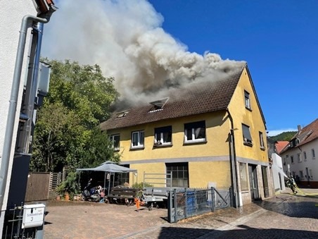 POL-PDPS: Dachstuhl steht in Flammen