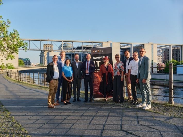 Politischer Abend von VITAKO am 25. Juni 2026 im Haus der Bundespressekonferenz in Berlin.

Gruppenfoto: Von links nach rechts: Dr. Johann Bizer (Vorstandsvorsitzender Dataport und VITAKO-Vorstandsmitglied), Lars Hoppmann (Geschäftsführender Vorstand VITAKO), Miriam Marnich (Referatsleiterin beim Deutschen Städte- und Gemeindebund), Dr. Moritz Heuberger MdB (Mitglied des Ausschusses für Digitales und Staatsmodernisierung), Ralph Brinkhaus MdB (Sprecher und Mitglied des Ausschusses für Digitales und Staatsmodernisierung), Anke Domscheit-Berg (Publizistin und Mitglied des Deutschen Bundestages von Oktober 2017 bis März 2025), Kerstin Pliquett (Geschäftsleiterin des KDN und VITAKO-Vorständin), Parsa Marvi MdB (Mitglied des Ausschusses für Digitales und Staatsmodernisierung), Prof. Dr. Martin Hoffmann, William Schmitt (Vorstandsvorsitzender Komm.ONE und stellvertretender Vorstandsvorsitzender von VITAKO) / Weiterer Text über ots und www.presseportal.de/nr/162947 / Die Verwendung dieses Bildes für redaktionelle Zwecke ist unter Beachtung aller mitgeteilten Nutzungsbedingungen zulässig und dann auch honorarfrei. Veröffentlichung ausschließlich mit Bildrechte-Hinweis.