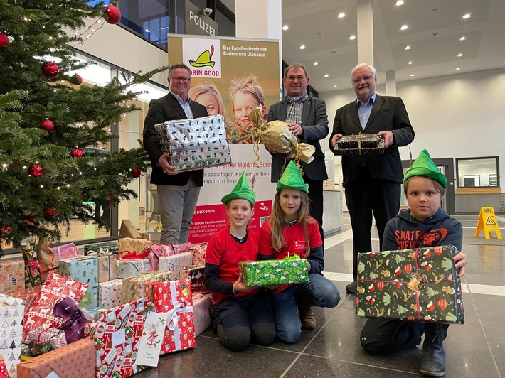 POL-BN: Polizei Bonn unterstützt Hilfsaktionen zu Weihnachten - Geschenke für "Robin Good" und Spende für "Wünsch dir was"