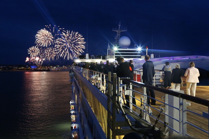 Mit lautem Knall und buntem Feuerwerk: Taufpatin Annett Louisan schickt MS VASCO DA GAMA auf Jungfernfahrt