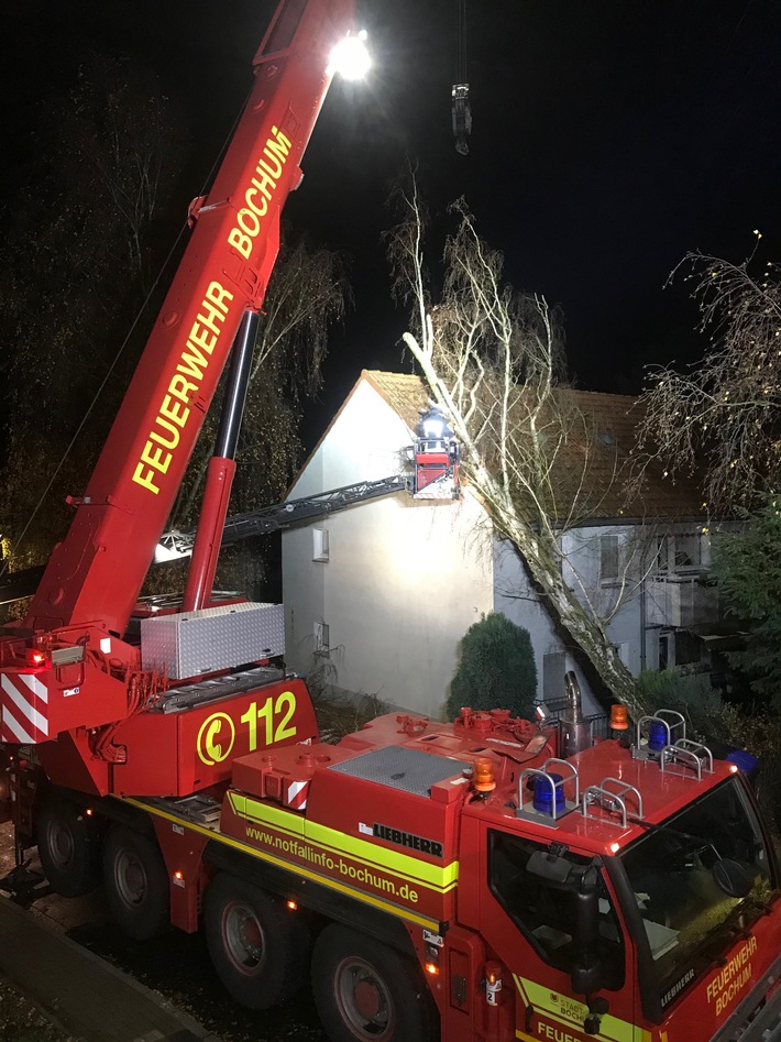 FW-BO: Baum stürzt gegen Wohnhaus - Feuerwehrkran im Einsatz
