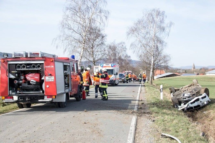 POL-HM: BMW überschlägt sich bei Hemeringen - Autofahrer schwer verletzt