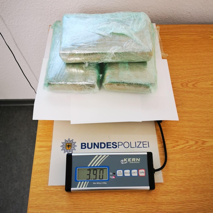 BPOL NRW: Fahndungserfolg der Bundespolizei; Schweizer mit 3900 Gramm Kokain im Wert von 295.000 Euro auf der Autobahn A 61 festgenommen
