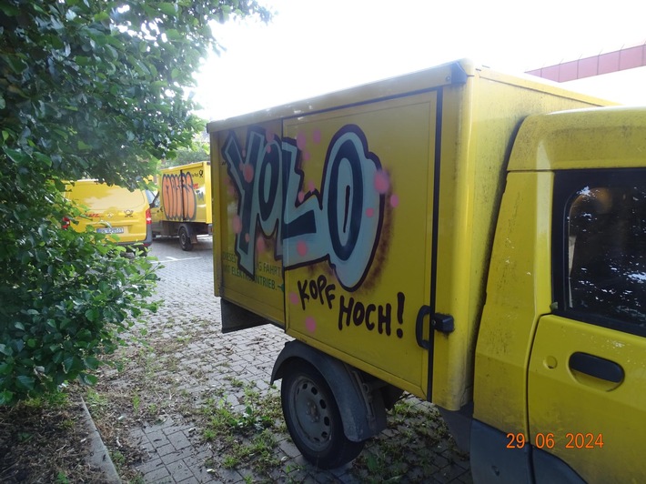 POL-RZ: 13 E-Fahrzeuge der Deutschen Post mit Graffiti beschmiert