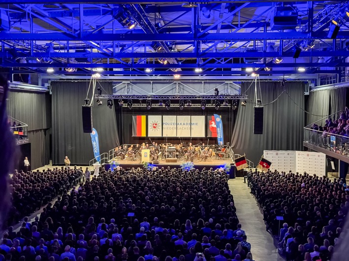 POL-AK NI: Ein Eid für Recht und Freiheit - 675 Polizeikommissaranwärterinnen und -anwärter starten ihren Weg an der Polizeiakademie Niedersachsen