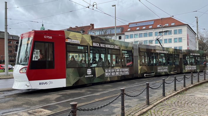 Neueröffnung des Karriereberatungsbüros der Bundeswehr in Braunschweig mit „Citytour in Flecktarn“