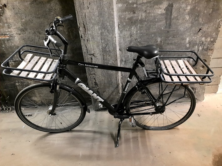 POL-WES: Dinslaken - Reumütiger Dieb bringt Fahrrad zur Polizei / Kriminalpolizei sucht jetzt den Eigentümer