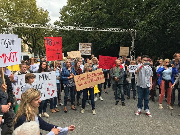 Pressemitteilung: &quot;Es ist ein Skandal, dass Sie als Patienten auf die Straße gehen müssen!&quot;