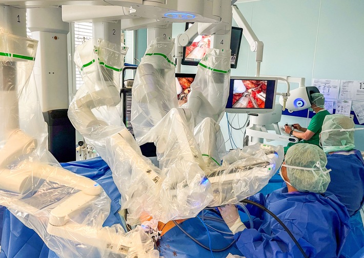 Europa-Premiere: Neues da Vinci 5 Operationssystem am St. Antonius-Hospital Gronau