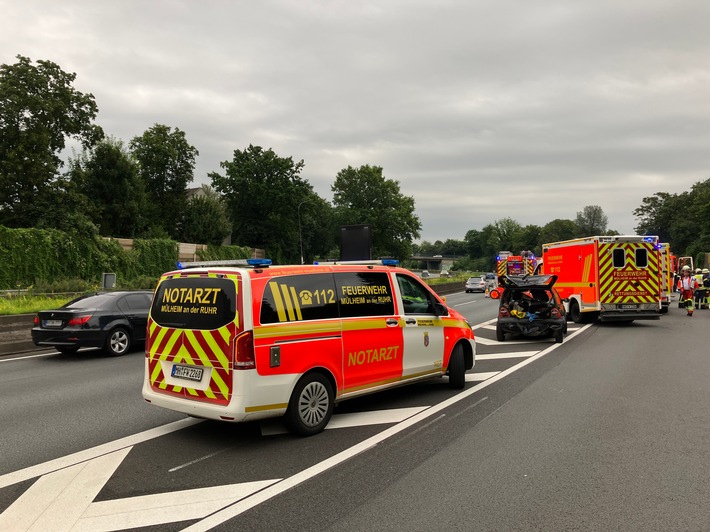 FW-MH: Verkehrsunfall mit 6 Verletzten auf der A40