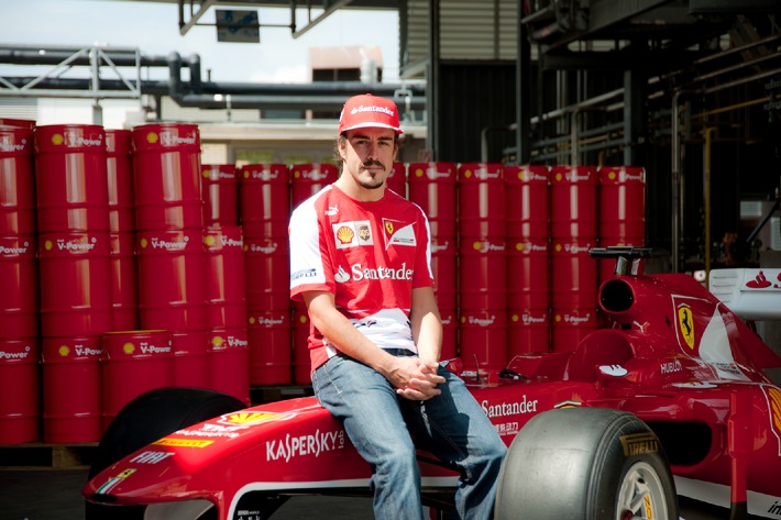 Blitzbesuch von Scuderia Ferrari-Pilot Alonso im Shell Kraftstofflabor (BILD)