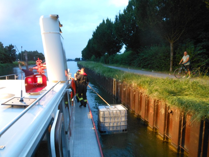 FW-DO: Auf dem Dortmund-Ems-Kanal treibender Container gefährdete Schiffsverkehr.