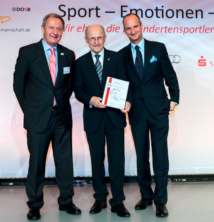 Apotheker übergeben Ehrenpreis des Deutschen Behindertensportverbands an UN-Berater Willi Lemke