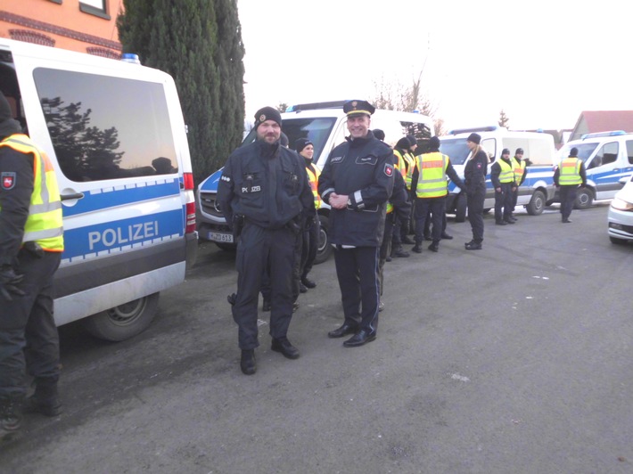 POL-HM: Einbrecherbanden aus dem Verkehr ziehen / 
Polizeichef Hansmann: "Kontrollen werden fortgesetzt!"