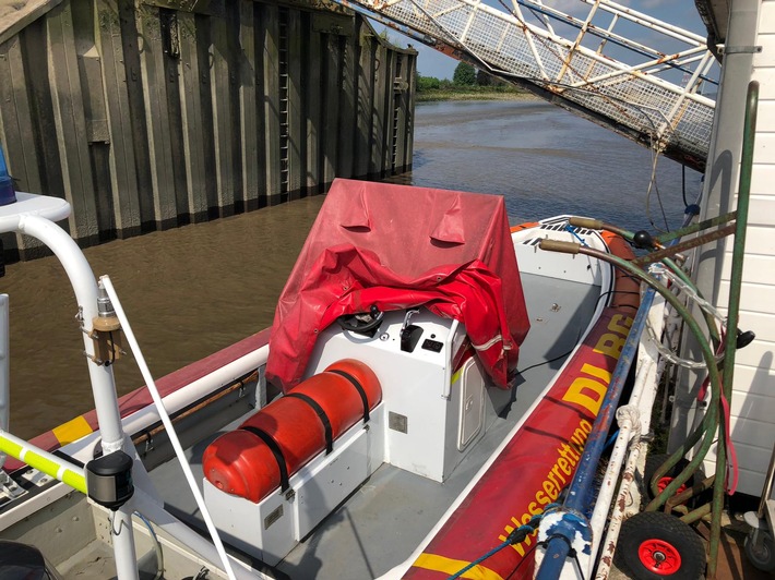 POL-STD: Unbekannte beschädigen DLRG Rettungsboot am Lühe-Anleger - Polizei sucht Verursacher und Zeugen
