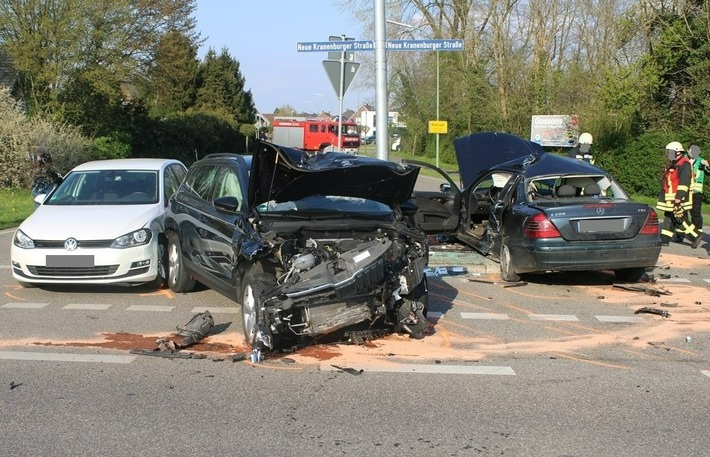 POL-KLE: Goch - Verkehrsunfall / 19-jähriger Autofahrer schwer verletzt