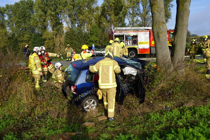 FW Ratingen: Schwerer Verkehrsunfall in Ratingen - PKW rast gegen Baum