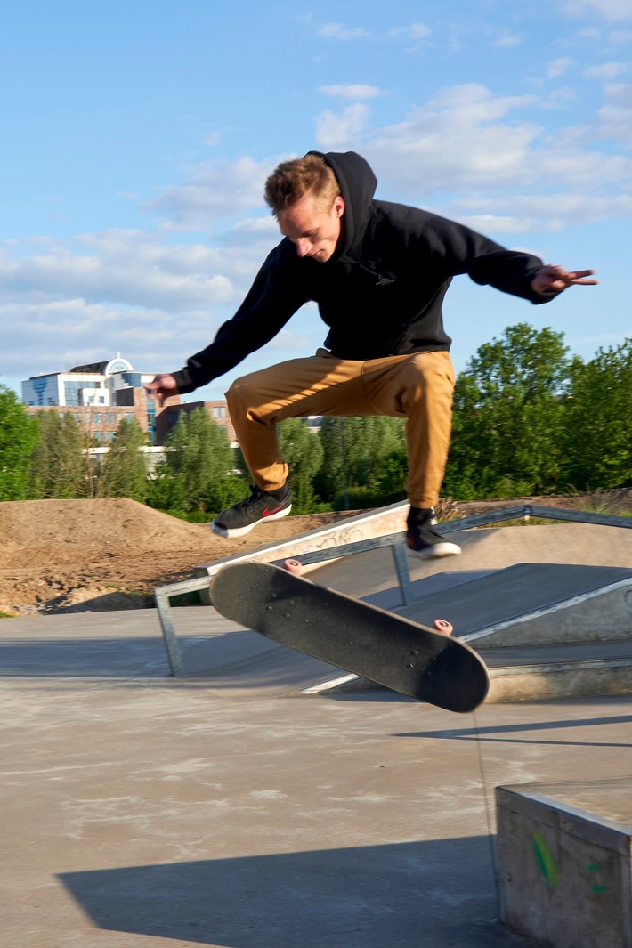 Themenangebot: Experimentell gebauter Skater-Pavillon entsteht - mit Holz aus alten Pferdeställen, Strohballen, Lehm und Freiwilligen
