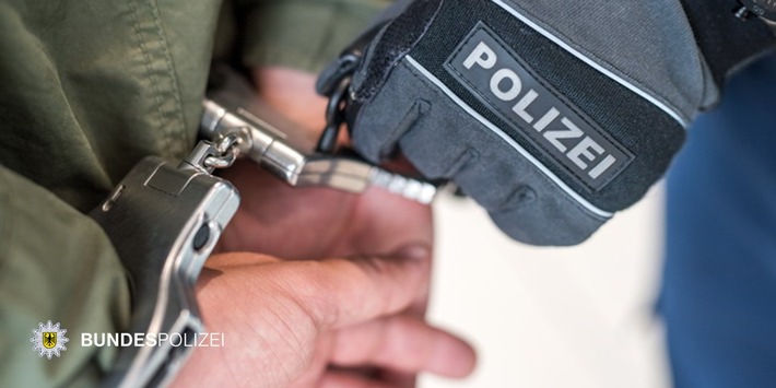 Bundespolizeidirektion München: Mit Gehhilfe zugeschlagen // Haftbefehl vollstreckt