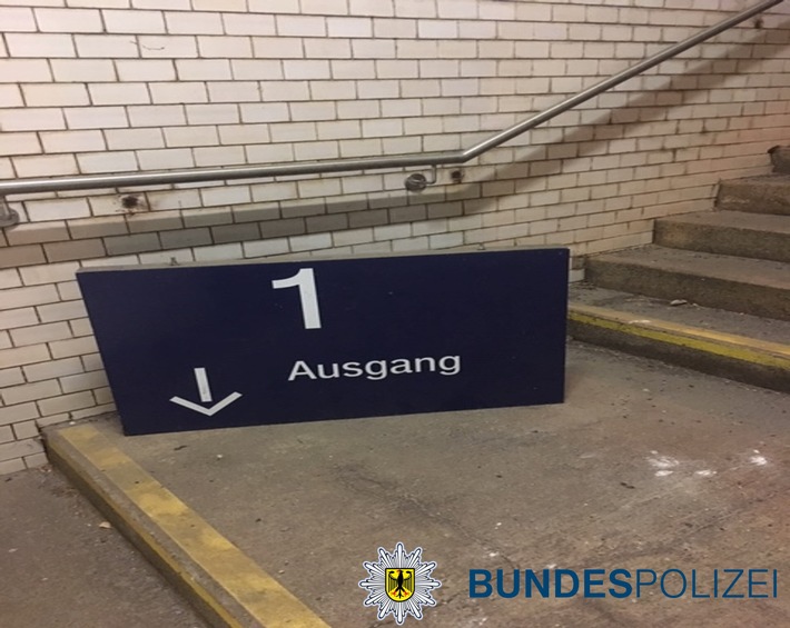 BPOL-KS: Hinweisschild am Bahnhof Schlierbach abgerissen