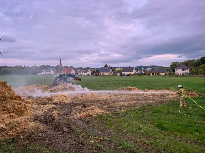 FW Menden: Brennende Strohmiete