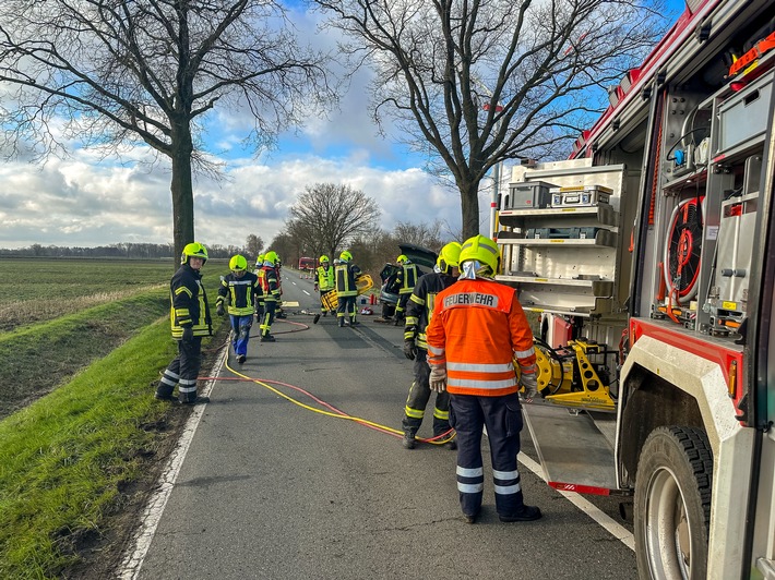 FW Flotwedel: Eine Person nach Verkehrsunfall im Fahrzeug eingeklemmt - Gemeinsamer Einsatz der Ortsfeuerwehren Bröckel und Eicklingen am Mittwochmorgen