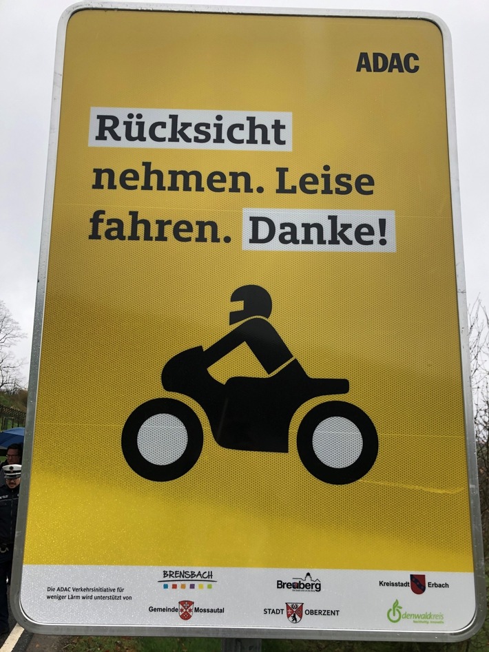 Gemeinsam gegen Lärm - Odenwaldkreis enthüllt ADAC Hinweisschilder
