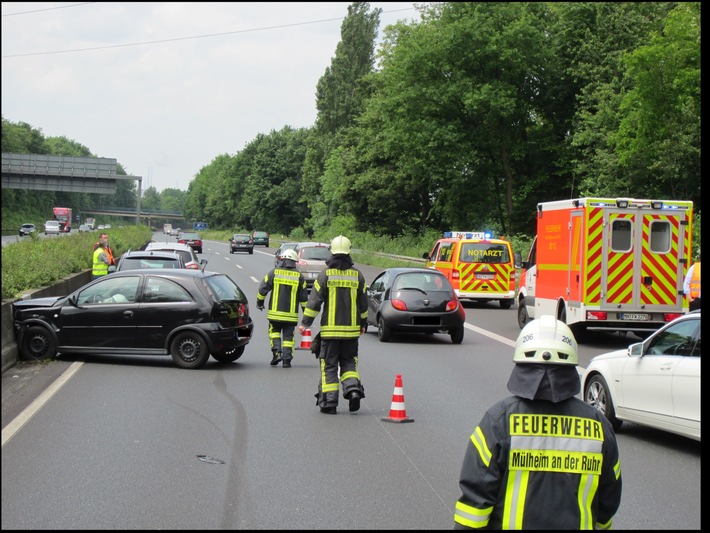 FW-MH: Verkehrsunfall auf der A40 - eine verletzte Person