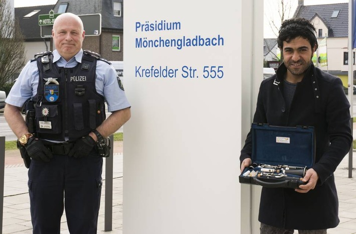 POL-MG: Polizist schenkt Flüchtling eine Klarinette