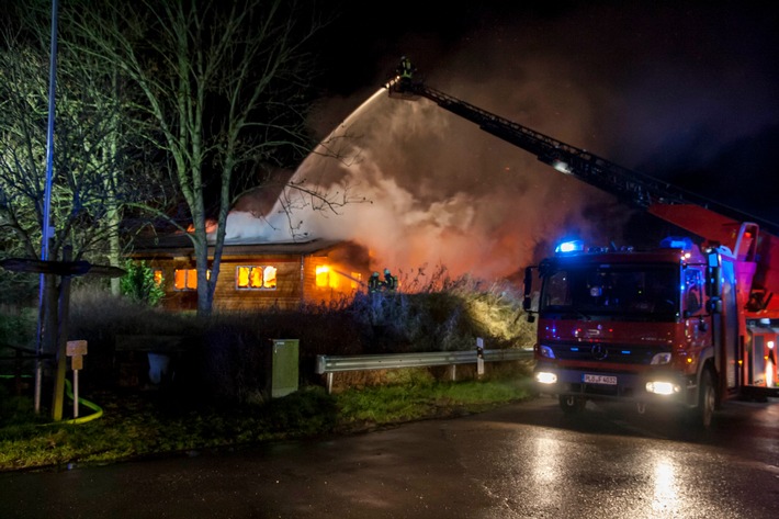 FW-PLÖ: Ein Großfeuer im Ortsteil Kembs (gemeinde Behrensdorf/Ostsee) vernichtete ein in Holzbauweise errichtetes Einfamilienhaus. Menschen kamen nicht zu Schaden.