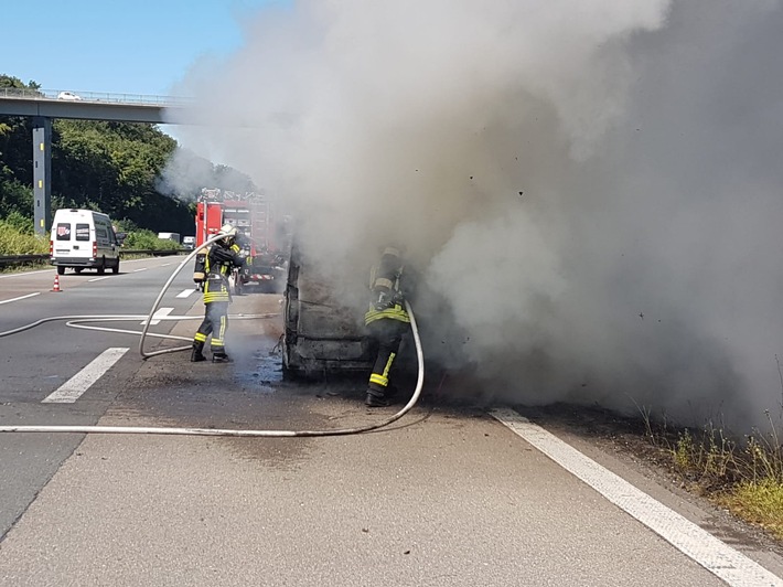 FW-DO: Feuer auf der A 45 

Kleintransporter brennt komplett aus