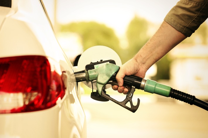 Hausse des prix de l&#039;essence et du diesel malgré la chute des prix du pétrole