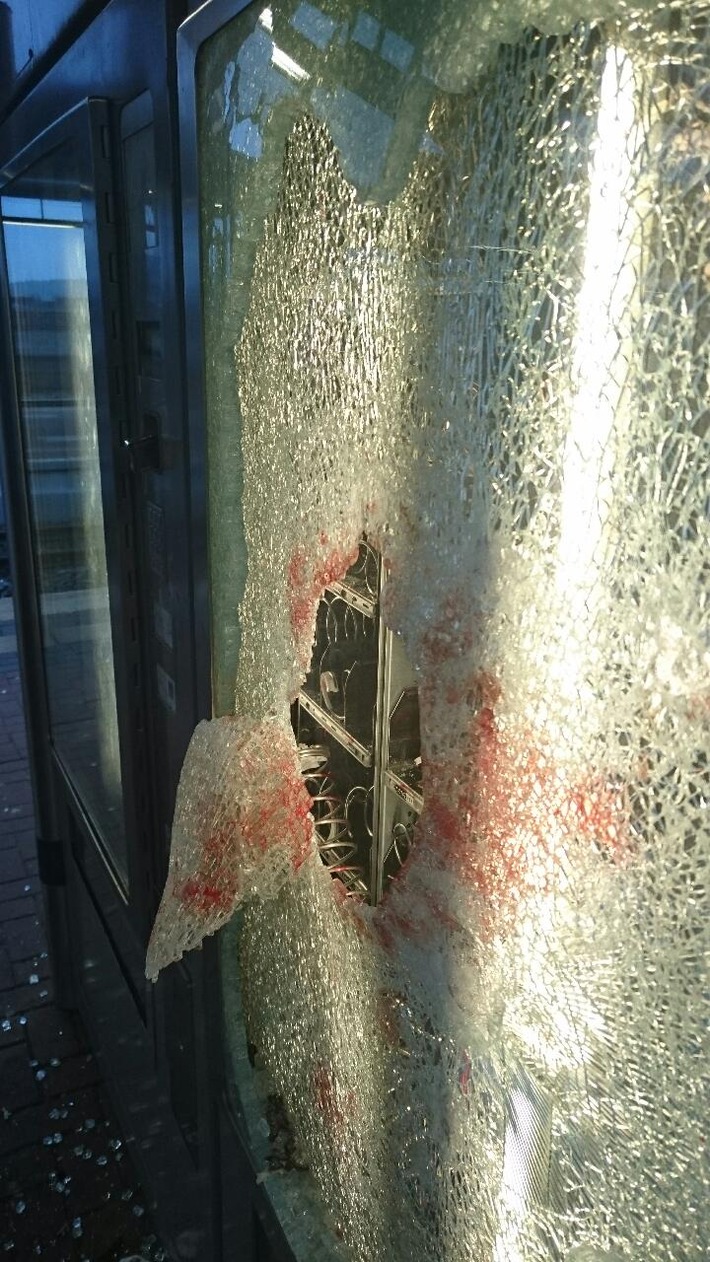 BPOL NRW: Automatenaufbruch im Hauptbahnhof Witten - Blutspur führte zum Tatverdächtigen - Bundespolizei ermittelt Automatenaufbrecher