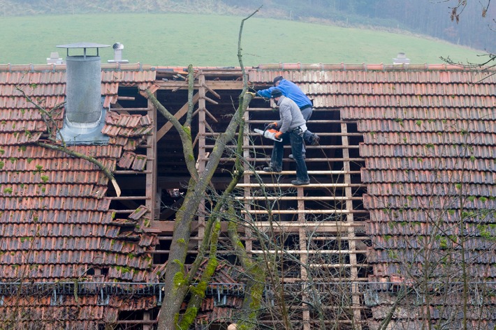 Gut abgesichert für stürmische Zeiten / Die DVAG erklärt, welche Versicherungen Hausbesitzer umfassend vor Folgekosten durch Sturm, Hochwasser und Co. schützen