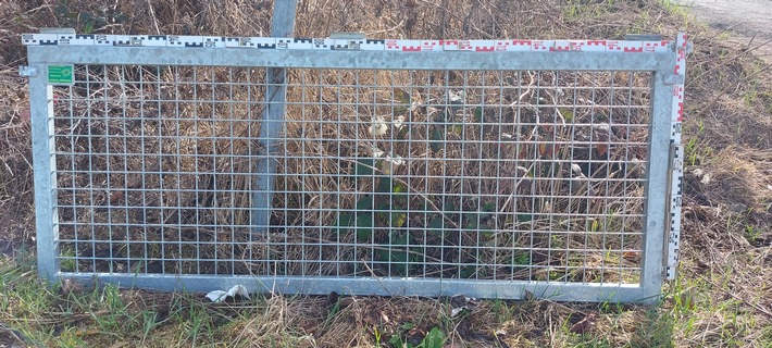 POL-HI: Ist Ihr Anhänger noch verkehrssicher? - Teile vom Anhänger auf der Autobahn verloren