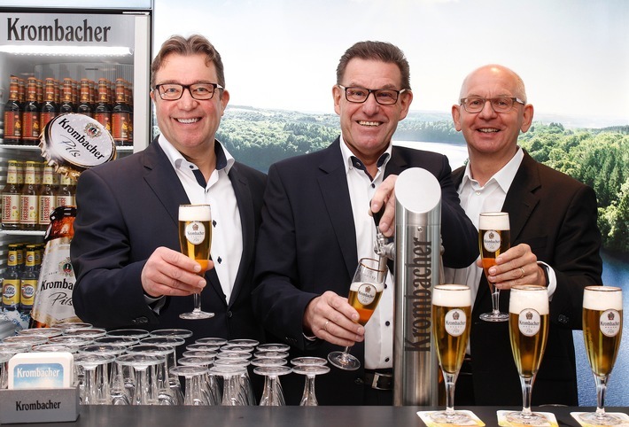Pressegespräch zum Jahresbericht 2019 der Krombacher Gruppe am 8. Januar 2020 in Düsseldorf (v.l.n.r.): Stephan Maubach, Vertriebsdirektor Handel und Mitglied der Geschäftsleitung der Krombacher Brauerei, Helmut Schaller, Geschäftsführer Technik der Krombacher Brauerei und Uwe Riehs, Geschäftsführer Marketing der Krombacher Brauerei. Erneutes Rekordjahr: Krombacher Gruppe erhöht Ausstoß um +1,2 % auf 7,591 Mio. hl / Der Umsatz der Krombacher Gruppe stieg um +1,4 % auf 862,1 Mio. EUR. Weiterer Text über ots und www.presseportal.de/nr/42000 / Die Verwendung dieses Bildes ist für redaktionelle Zwecke honorarfrei. Veröffentlichung bitte unter Quellenangabe: "obs/Krombacher Brauerei GmbH & Co."