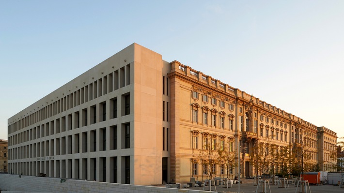 "Museums-Check mit Markus Brock" und Mo Asumang aus dem Humboldt-Forum in Berlin