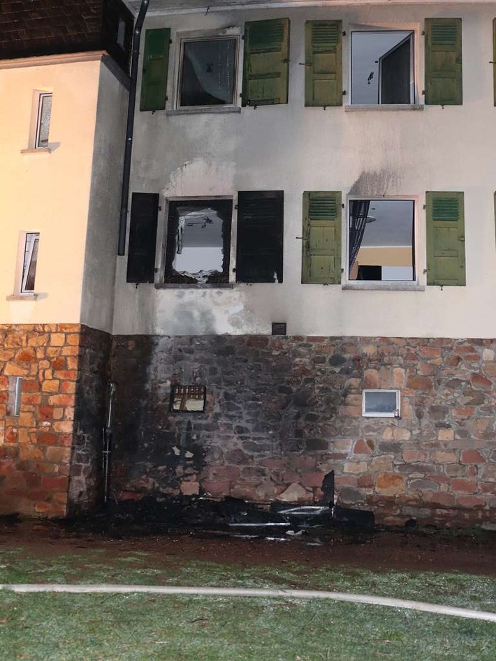 POL-PDKH: Brand im sogenannten "Völkerring" in der Rüdesheimer Straße in Bad Kreuznach - sechs Personen leicht verletzt