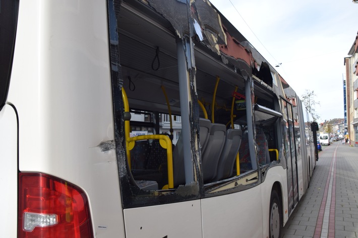 POL-Bremerhaven: Autotransport-Lkw schwenkt aus: Linienbus wird stark beschädigt - Zahlreiche Mängel an Lastwagen
