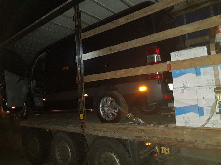 BPOLD-B: Gestohlenen Mercedes Sprinter auf Sattelzug entdeckt