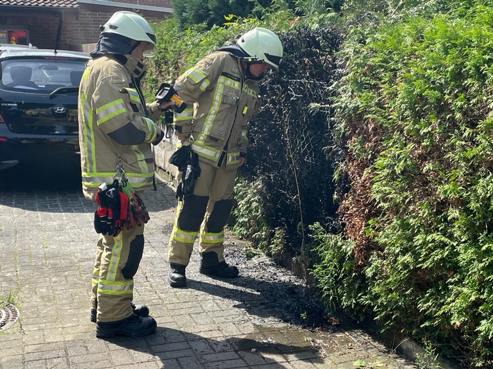 FW Lehrte: Gasbrenner setzt Hecke in Brand
