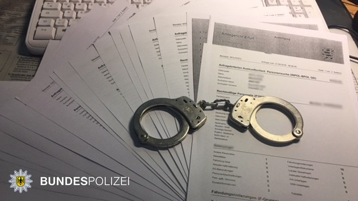 Bundespolizeidirektion München: Vierzehn auf einen Streich / Gesuchter Straftäter stellt sich