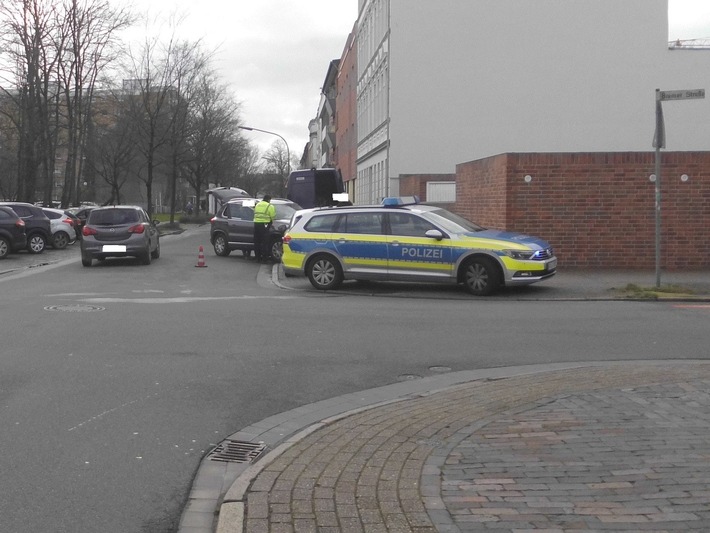 POL-WHV: Verkehrsunfall nach Vorfahrtsmissachtung in Wilhelmshaven unter Beteiligung eines Funkstreifenwagens - Dienstfahrzeug musste abgeschleppt werden, keine Verletzten